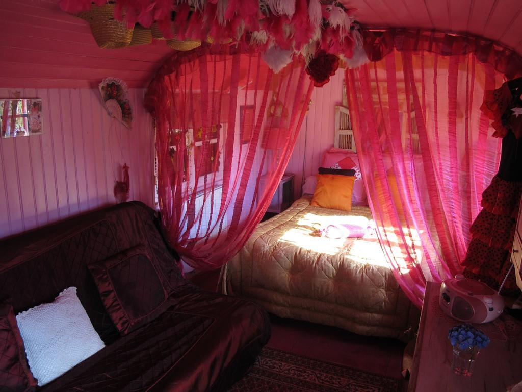 La Roulotte De Lola - Chambre D'Hotes La Celle  Экстерьер фото