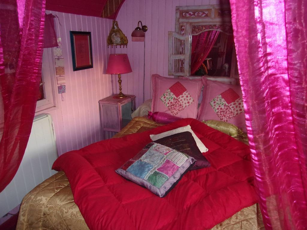 La Roulotte De Lola - Chambre D'Hotes La Celle  Экстерьер фото