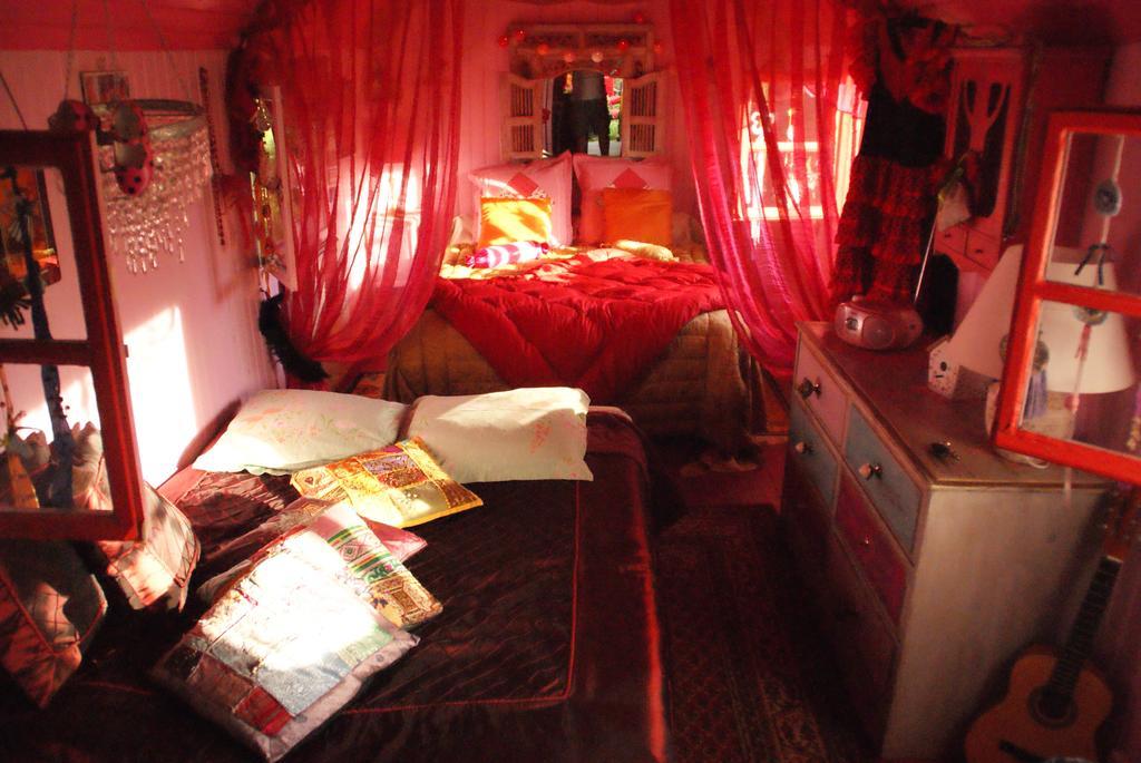 La Roulotte De Lola - Chambre D'Hotes La Celle  Экстерьер фото